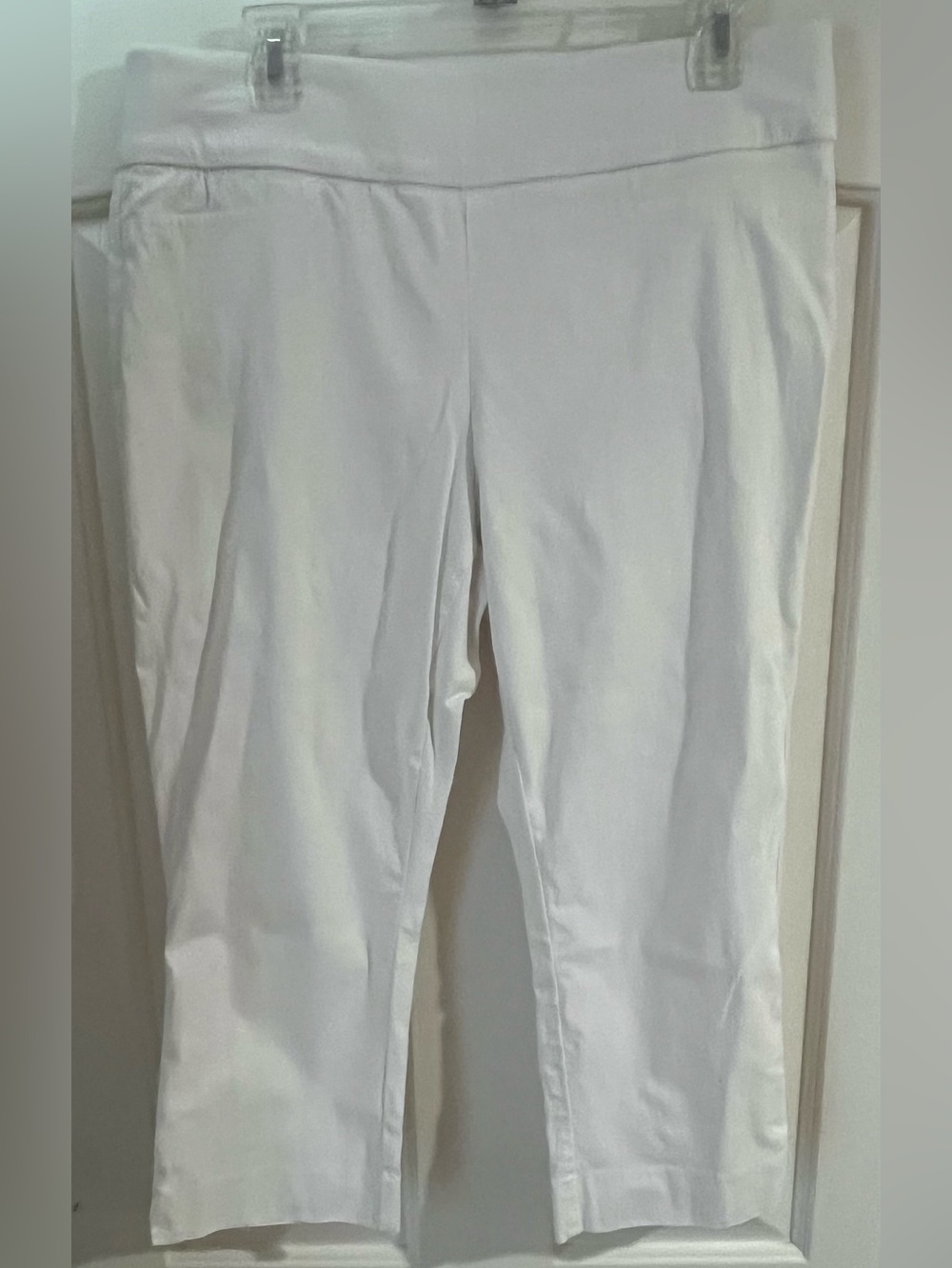 St John’s Bay Women’s White Capri Pants